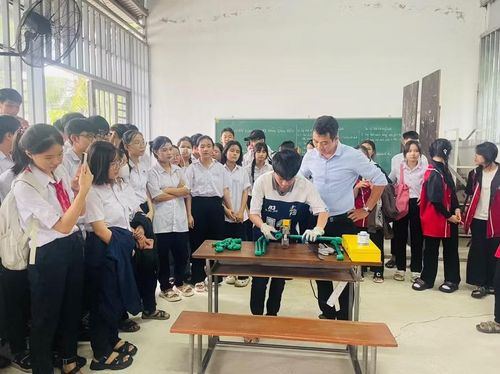 Học sinh trải nghiệm nghề tại Trường Cao đẳng Công nghệ Kinh tế và Thủy lợi miền Trung.
