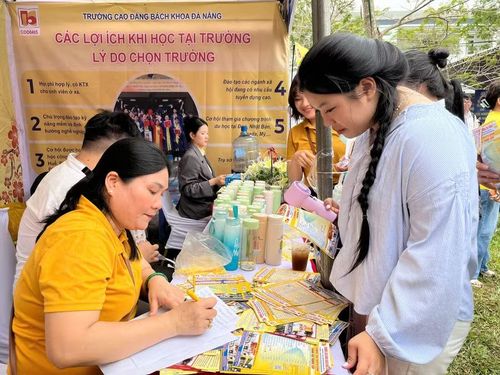 Học sinh tìm hiểu giáo dục nghề nghiệp tại Trường Cao đẳng Bách khoa Đà Nẵng.