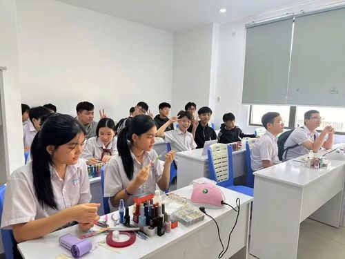 Học sinh trải nghiệm nghề nghiệp tại Trường Trung cấp Bách khoa Toàn Cầu.