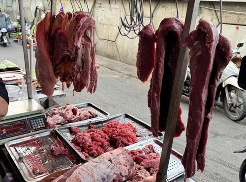 Quầy bán thịt bò giả tiêu thụ ra thị trường. Ảnh: Công an TPHCM.