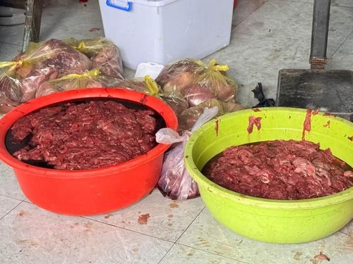 Thịt bò giả ngâm hóa chất để bán ra thị trường. Ảnh: Công an TPHCM.