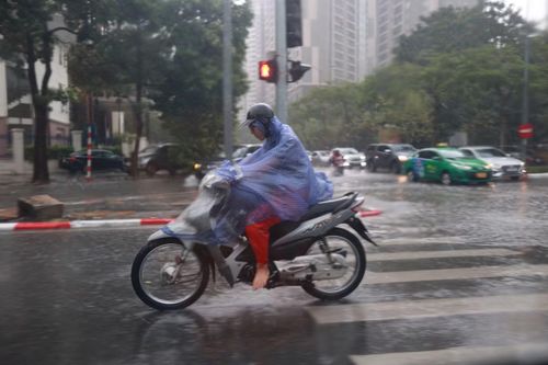Miền Bắc hôm nay xuất hiện mưa dông rải rác, tập trung nhiều hơn ở vùng núi.
