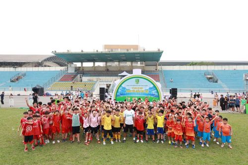 Các chân sút nhí hào hứng tham gia lớp học của thầy Giôm