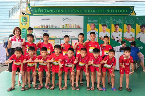 Các cầu thủ nhí tranh thủ check-in khu vực Học viện dinh dưỡng