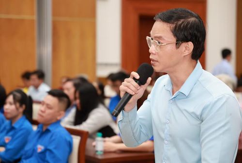 Cử tri Vũ Duy Mạnh nêu ý kiến với tổ ĐBQH. Ảnh: Ngô Tùng