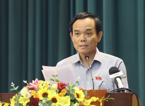 Bí thư Thành ủy TPHCM Trần Lưu Quang trao đổi tại buổi tiếp xúc cử tri. Ảnh: Ngô Tùng