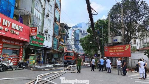 Sau nhiều giờ chữa cháy, lửa cơ bản được khống chế không để cháy lan ra xung quanh.