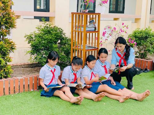 Tại Liên đội Trường Tiểu học Đồng Môn, phường Trần Phú vừa tổ chức ra mắt công trình măng non “Không gian đọc sách, tương tác và sinh hoạt Đội”. Công trình được xây dựng nhằm tạo môi trường học tập, sinh hoạt bổ ích cho đội viên và học sinh trong nhà trường. Không gian được bố trí với nhiều đầu sách phong phú, phù hợp với lứa tuổi thiếu nhi, góp phần hình thành thói quen đọc sách, nâng cao kiến thức và phát triển kỹ năng cho các em học sinh.