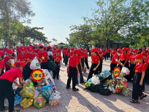 Bên cạnh việc triển khai các mô hình, công trình bảo vệ môi trường, nhiều liên đội trường học còn tổ chức các hoạt động ý nghĩa hướng tới cộng đồng. Tiêu biểu, Liên đội Trường Tiểu học Thạch Lạc đã phát động chương trình “Quyên góp phế liệu gây quỹ giúp bạn vượt khó” nhằm thiết thực chào mừng kỷ niệm Ngày thành lập Đội TNTP Hồ Chí Minh.