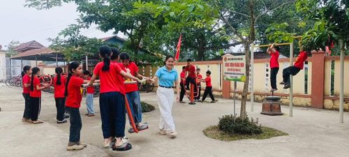 Liên đội Trường Tiểu học Hương Giang (xã Hương Phố) đã hoàn thành công trình măng non “Khu thể dục dụng cụ” dành cho học sinh toàn trường. Công trình góp phần tạo không gian vui chơi, rèn luyện thể chất an toàn, bổ ích cho học sinh, giúp các em nâng cao sức khỏe, phát triển thể lực và tăng cường tinh thần đoàn kết, năng động trong các hoạt động tập thể.