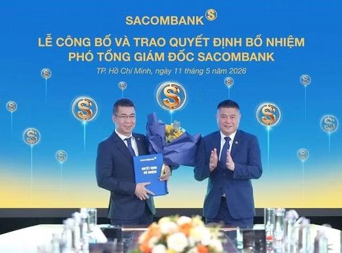 Ông Nguyễn Đức Thụy - Phó Chủ tịch thường trực Hội đồng quản trị Sacombank (bìa phải) trao quyết định bổ nhiệm cho ông Nguyễn Hoàng Hải. Ảnh: STB.
