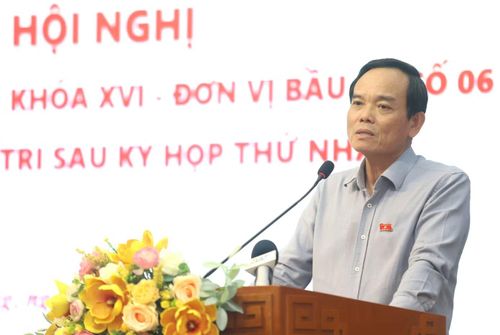Bí thư Thành ủy TPHCM Trần Lưu Quang trả lời các cử tri. Ảnh: Ngô Tùng.