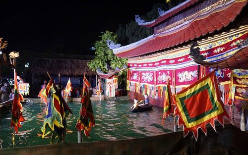 Cung thủy đình ngoài trời được dựng phía sau tượng đài Nữ tướng Lê Chân, thuộc dải vườn hoa trung tâm Hải Phòng. Khu vực này cũng là nơi tổ chức chuỗi hoạt động văn hóa, nghệ thuật, ẩm thực đường phố kéo dài một tuần (từ 7-14/5/2026). Tham gia biểu diễn có nhiều phường múa rối nước như Nhân Hòa - Vĩnh Bảo, Hồng Phong - Khúc Thừa Dụ, Nhà hát sân khấu truyền thống Hải Phòng.