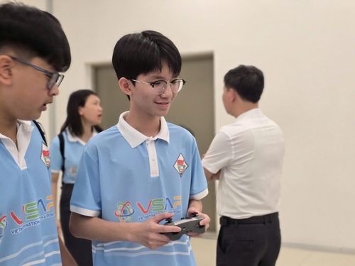 Em Phan Đình Lâm, học sinh Trường THCS Trọng Điểm (Quảng Ninh) - 1 trong 37 trường tham gia chương trình STEM Innovation Petrovietnam chuẩn bị trước giờ thi.