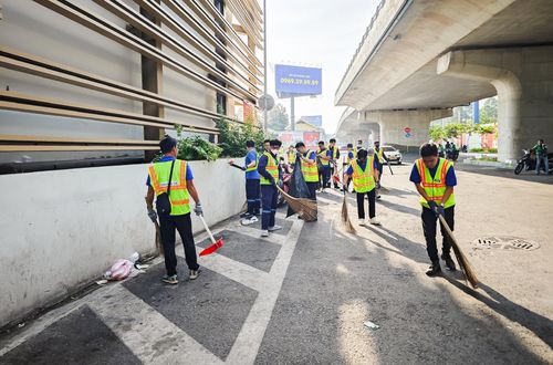 Đoàn viên thanh niên quét dọn khu vực nhà ga hành khách quốc nội T3.