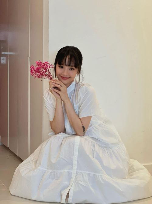 Tuổi 19, Miu Lê bị mẹ bắt đi học lớp người mẫu để giảm cân và sửa dáng cho đẹp hơn. Tại lớp học này, cô được đạo diễn Lê Hoàng chọn để tham gia một bộ phim. Dù phim không công chiếu, Miu Lê vẫn có được cơ hội tiếp tục hợp tác với đạo diễn Lê Hoàng trong phim "Những thiên thần áo trắng" và nổi tiếng từ đó. 