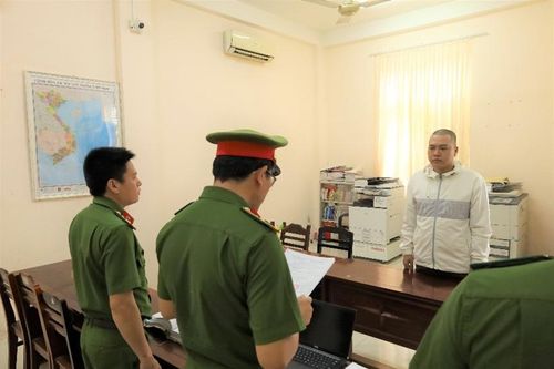Cơ quan Cảnh sát điều tra Công an thành phố Cần Thơ tống đạt Quyết định khởi tố và thực hiện Lệnh bắt tạm giam Nguyễn Trung Tín. (Ảnh:CA)