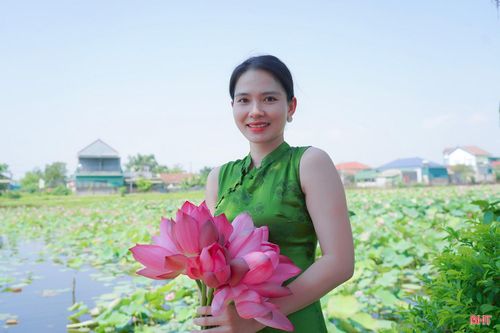  Chị Nguyễn Thị Thanh Trà (áo hồng, phường Trường Vinh, tỉnh Nghệ An) chia sẻ: "Biết đến đầm sen thôn Hội Minh qua mạng xã hội, tôi rất ấn tượng nên đã cùng bạn bè ghé thăm để chụp bộ ảnh kỷ niệm. Khác với những nơi tôi từng đi, sen ở đây mang nét đẹp tự nhiên, không gian thoáng đãng và rất thư thái”. 