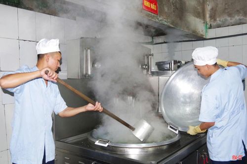 Hạ sĩ Trần Đình Mạnh (bếp trưởng) chia sẻ: “Chúng tôi luôn nấu ăn bằng cả trách nhiệm và tình cảm dành cho đồng đội. Mỗi bữa cơm đều được chế biến bảo đảm ngon miệng, đủ chất, thay đổi món hợp lý để mọi người đều ăn hết suất. Giúp đồng đội có sức khỏe tốt, yên tâm công tác chính là niềm vui lớn nhất của chúng tôi.”