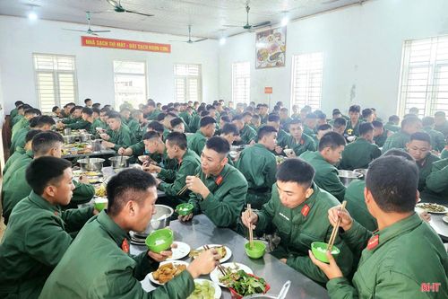 Binh nhì Nguyễn Gia Huy - chiến sĩ Trung đội 6 (Đại đội 2) chia sẻ: “Thấy các "anh nuôi" vất vả tăng gia sản xuất, lo toan bếp núc, chúng tôi đã hiểu hơn về giá trị của những bữa cơm trong quân ngũ. Rau, thịt, cá đều tươi ngon và các món ăn được chế biến đậm đà, gần gũi, đa dạng khiến tôi và đồng đội có cảm giác như đang ăn cơm ở nhà do mẹ nấu”.