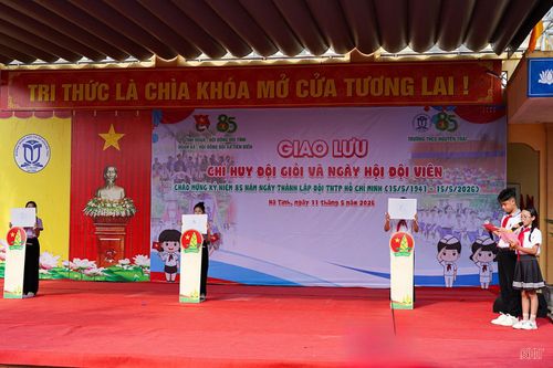  Qua vòng sơ khảo Hội thi Chỉ huy Đội giỏi tổ chức vào dịp chào mừng ngày thành lập Đoàn TNCS Hồ Chí Minh 26/3 tại Trường THCS Nguyễn Trãi, Ban Tổ chức đã chọn ra 3 thí sinh xuất sắc nhất bước vào tranh tài trong ngày hôm nay đó là: em Phạm Lâm Vy (lớp 7A), Hồ Hải Nguyên (lớp 7B), Lê Thùy Lâm (lớp 7C). Trong ảnh: Các thí sinh bước vào phần thi Chỉ huy Đội thông thái. 