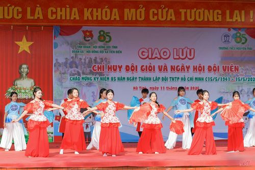  Nhằm tạo sân chơi lành mạnh, bổ ích; phát huy tinh thần đoàn kết, sáng tạo và kỹ năng công tác Đội cho đội ngũ chỉ huy Đội, Tỉnh đoàn, Hội đồng Đội tỉnh phối hợp Hội đồng Đội xã Tiên Điền và Trường THCS Nguyễn Trãi tổ chức chương trình Ngày hội Đội viên, giao lưu chỉ huy Đội giỏi năm 2026. Trong ảnh: Chương trình văn nghệ của học sinh Trường THCS Nguyễn Trãi. 