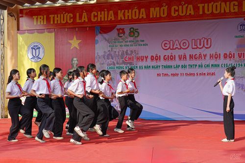  Các thí sinh lần lượt tranh tài ở 3 phần thi: Chỉ huy Đội thông thái, Chỉ huy Đội bản lĩnh và Chỉ huy Đội tài năng. Nội dung xoay quanh kiến thức về Đội TNTP Hồ Chí Minh, truyền thống quê hương đất nước, kỹ năng nghi thức Đội, xử lý tình huống và thể hiện năng khiếu qua các phần thi hát, múa, kể chuyện, diễn kịch, hùng biện… Trong ảnh: Các thí sinh tranh tài phần thi Chỉ huy Đội tài năng. 