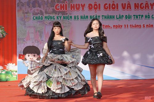 Trong khuôn khổ chương trình, học sinh Trường THCS Nguyễn Trãi còn mang đến màn trình diễn thời trang tái chế ấn tượng từ báo cũ, túi ni lông, góp phần lan tỏa thông điệp bảo vệ môi trường.