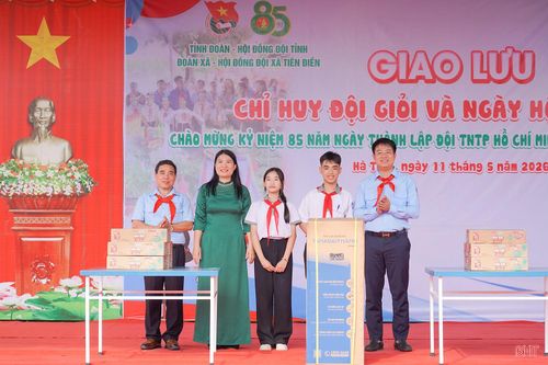 Dịp này, Ban Thường vụ Tỉnh đoàn và Hội đồng Đội tỉnh đã trao tặng Liên đội Trường THCS Nguyễn Trãi 1 máy lọc nước cùng 50 thùng sữa với tổng trị giá gần 20 triệu đồng.