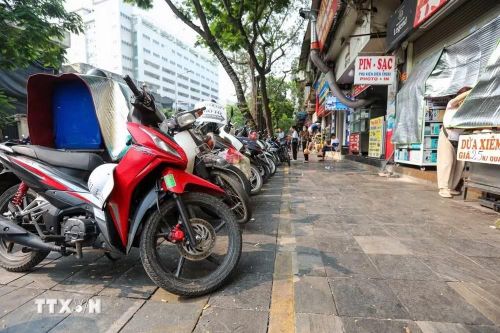 Vỉa hè phố Phủ Doãn được trả lại cho người đi bộ sau khi lực lượng chức năng tuần tra, kiểm soát trật tự đô thị. (Ảnh: Phạm Kiên/TTXVN)