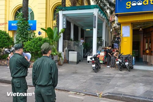 Lực lượng đảm bảo an toàn trật tự Hồ Hoàn Kiếm thường xuyên có mặt để tuần tra nhắc nhở những hàng rong lấn chiếm vỉa hè, bảo đảm an ninh. (Ảnh: Minh Sơn/Vietnam+)