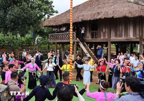 Các hoạt động văn hóa tại Làng Văn hóa-Du lịch các dân tộc Việt Nam. (Ảnh: TTXVN)