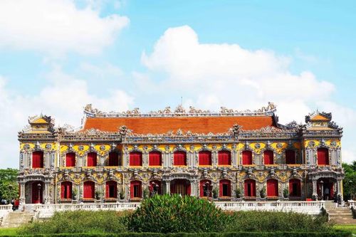 Trang trí phía trước của Điện Kiến Trung trong Đại Nội Huế được xem là kiệt tác của nghệ thuật khảm sành sứ. (Ảnh: Nguyên Lý/TTXVN)