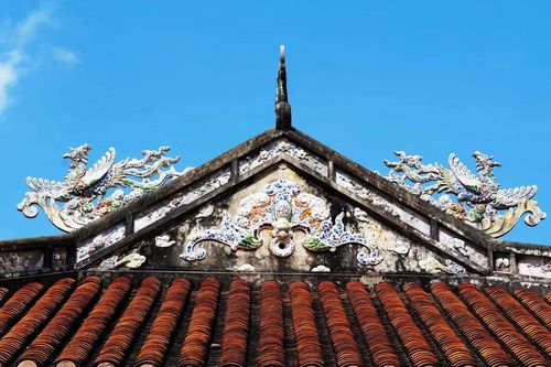 Dơi (giữa) và linh vật khác trên mái của Cung Diên Thọ trong Đại Nội Huế được trang trí bằng nghệ thuật khảm sành sứ. (Ảnh: Nguyên Lý/TTXVN)