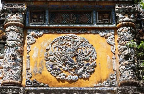 Những linh vật có họa tiết tinh xảo được thực hiện bằng nghệ thuật khảm sành sứ trên cổng chính Cung Trường Sanh trong Đại Nội Huế. (Ảnh: Nguyên Lý/TTXVN)