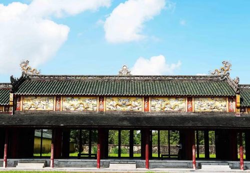 Những linh vật trên mái Trường Lang trong Đại Nội Huế được trang trí bằng nghệ thuật khảm sành sứ. Ảnh: Nguyên Lý - TTXVN
