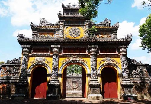 Những họa tiết tinh xảo được thực hiện bằng nghệ thuật khảm sành sứ trên cổng chính Cung Trường Sanh - Đại Nội Huế. (Ảnh: Nguyên Lý/TTXVN)