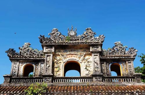 Những linh vật và họa tiết tinh xảo được thực hiện bằng nghệ thuật khảm sành sứ trên cửa Hiển Nhơn trong Đại Nội Huế. (Ảnh: Nguyên Lý/ TTXVN)