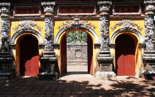 Những họa tiết tinh xảo được thực hiện bằng nghệ thuật khảm sành sứ trên cổng chính Cung Trường Sanh - Đại Nội Huế. (Ảnh: Nguyên Lý/TTXVN)