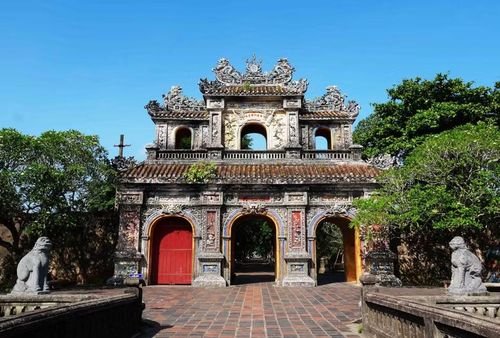 Những họa tiết tinh xảo được thực hiện bằng nghệ thuật khảm sành sứ trên cửa Hiển Nhơn trong Đại Nội Huế. (Ảnh: Nguyên Lý/TTXVN)