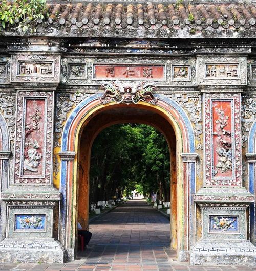 Những linh vật và họa tiết tinh xảo được thực hiện bằng nghệ thuật khảm sành sứ trên cửa Hiển Nhơn-Đại Nội Huế. (Ảnh: Nguyên Lý/TTXVN)