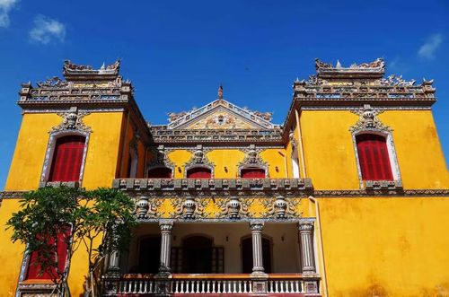 Tầng hai và phần mái của Điện Kiến Trung trong Đại Nội Huế được trang trí tinh xảo bằng nghệ thuật khảm sành sứ. (Ảnh: Nguyên Lý/TTXVN)
