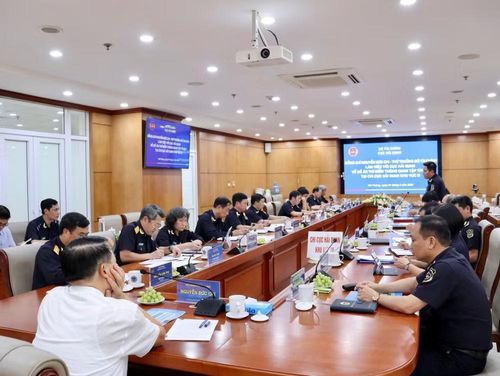 Cục Hải quan đã xây dựng Đề án thông quan tập trung từ tháng 9/2025. Sau quá trình đánh giá kỹ lưỡng về cơ sở pháp lý và điều kiện thực tiễn, Bộ Tài chính đã phê duyệt kế hoạch thí điểm tại Chi cục Hải quan khu vực III. (Ảnh: HQ/Vietnam+)