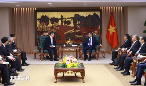 Thủ tướng Lê Minh Hưng tiếp ông Nagasaki Kotaro, Thống đốc tỉnh Yamanashi (Nhật Bản) và các thành viên trong đoàn. (Ảnh: Dương Giang/TTXVN)