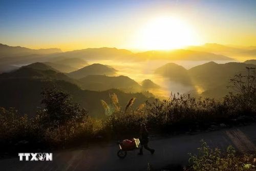 Khung cảnh bình minh đầy thơ mộng trên đèo Keo Lôm. (Ảnh: Xuân Tư/TTXVN)