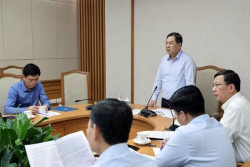 Phó Thủ tướng Thường trực Chính phủ Phạm Gia Túc chủ trì cuộc họp nghe báo cáo về tình hình thực hiện và đề cương lập, điều chỉnh Quy hoạch hệ thống cảng hàng không toàn quốc thời kỳ 2021-2030. (Ảnh: VGP)