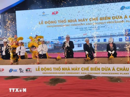 Đại biểu thực hiện nghi thức động thổ xây dựng nhà máy. (Ảnh: huỳnh Phúc Hậu/TTXVN)