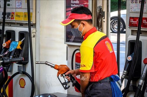 Nhân viên bơm xăng cho phương tiện tại trạm xăng ở Bangkok, Thái Lan. Ảnh tư liệu: AFP/TTXVN