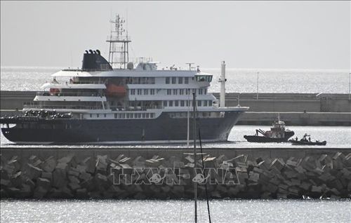 Tàu du lịch MV Hondius cập bến Granadilla ở quần đảo Canary, Tây Ban Nha ngày 10/5/2026. Ảnh: THX/TTXVN