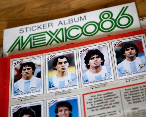 Sticker World Cup do hãng Panini sản xuất được hàng nghìn người hâm mộ đang ráo riết săn lùng. Ảnh: AFP